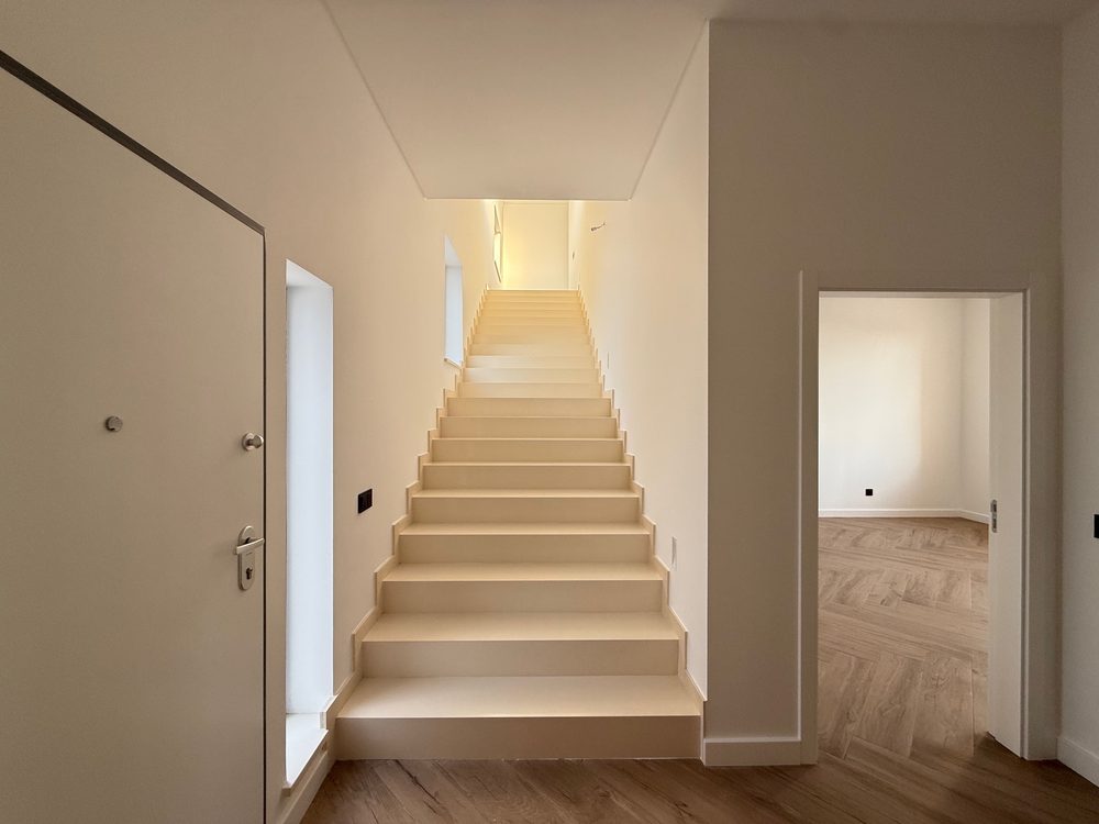 Entrance and internal staircase