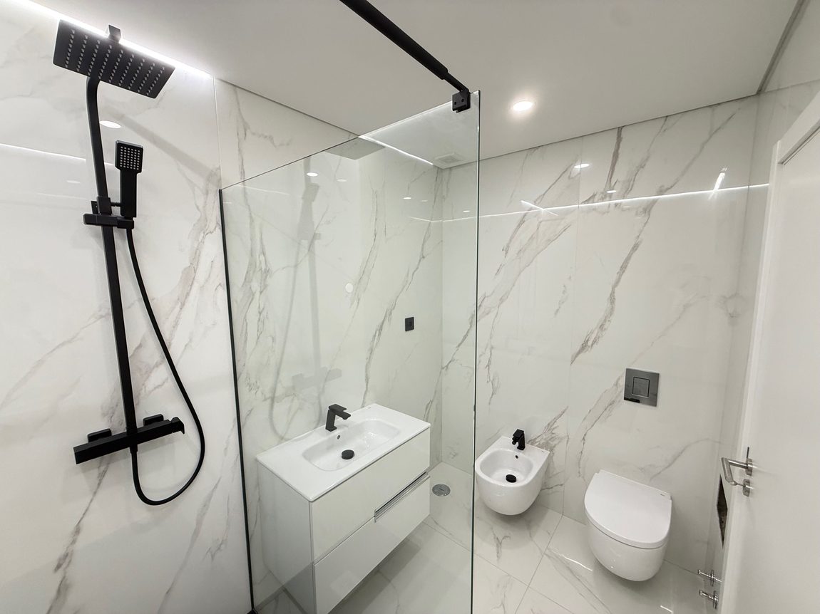 En-suite · Calacatta porcelain · walk-in shower